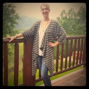 Medium LuLaRoe Shirley Kimono